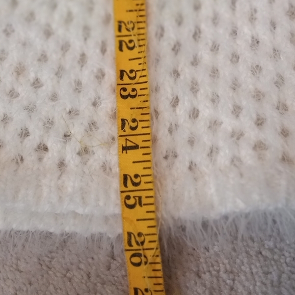 Sky's the Limit Cashmere-look Cream color Women's V-Neck Sweater Size Medium - Picture 8 of 10